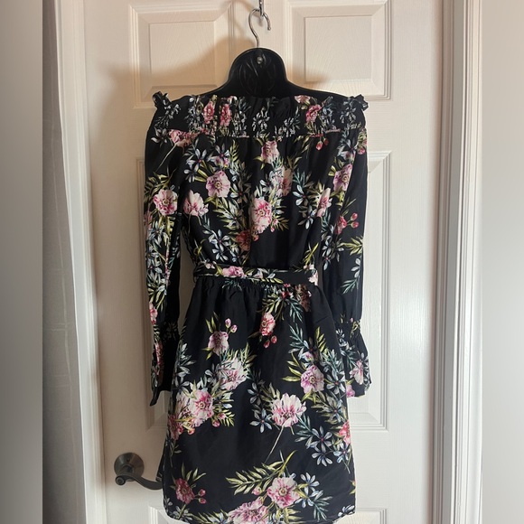 Intermix Black Floral Print Off the Shoulder Belted Mini Dress size Small - Picture 4 of 10
